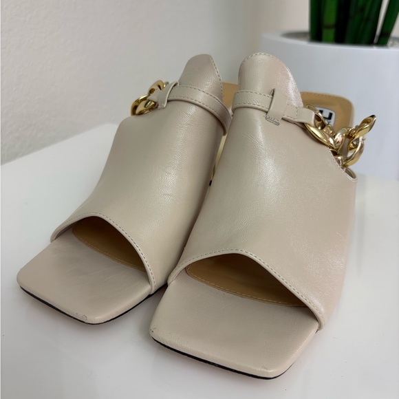 Chic Cream Mules with Gold Chain Detail - Picture 2 of 8